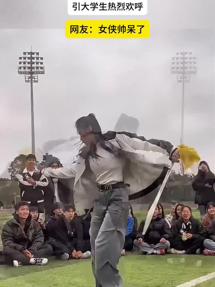 包含西汉姆训练开放日，清晨主帅复盘引欢呼，欧超杯在即，纪律约束更严格的词条